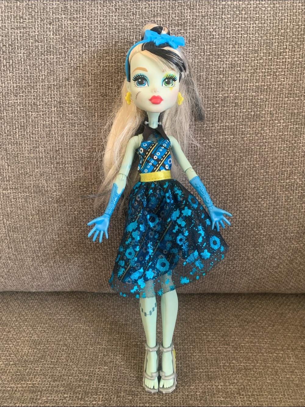 Monster High Frankie Stein Fashion Doll with Outfit Earrings Headband and Shoes